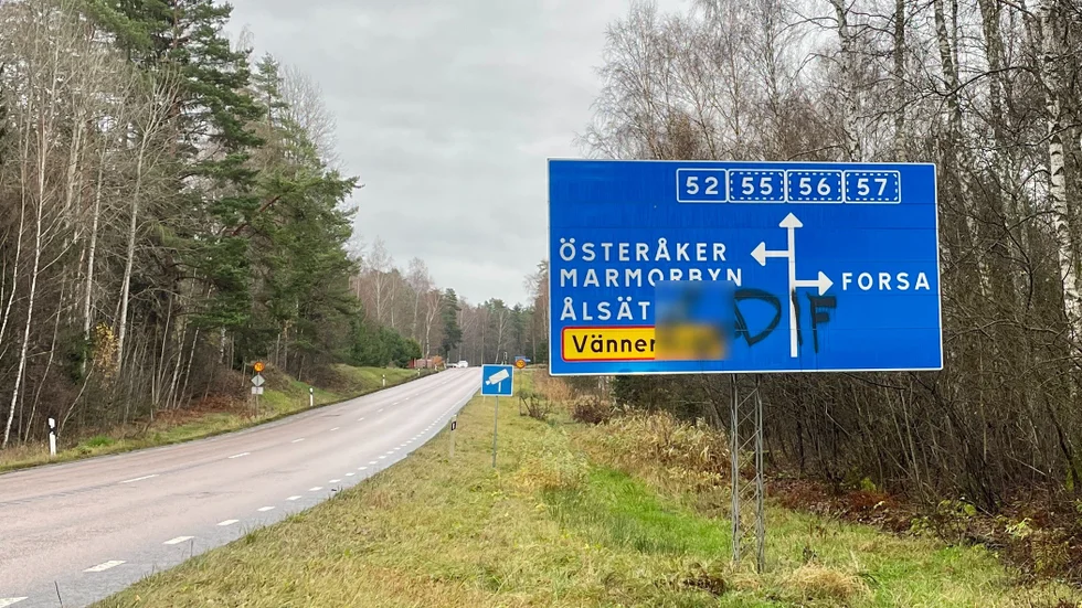 Nyligen utsattes en skylt för skadegörelse. Tidningen har valt att blurra en del av klottret, då det rör sig om nedsättande budskap samt en så kallad tagg. 