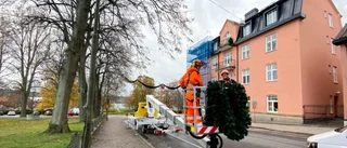 Här är nyheterna i årets julbelysning i Motala: ✔Paket och röda bollar ✔Nya slingor ✔Adventsljus som rondellprydnad 