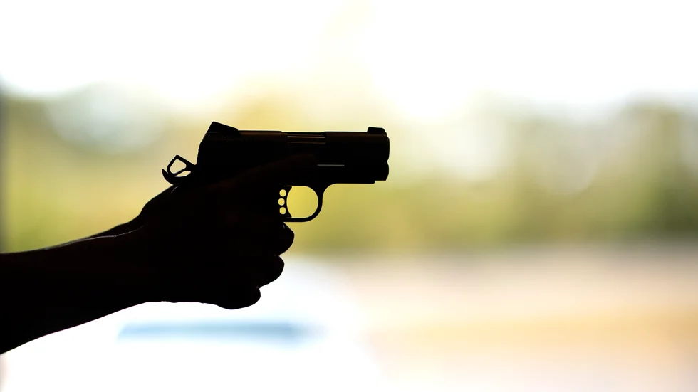 Personal på akutmottagningen upptäckte att en patient hade pistol och kniv.