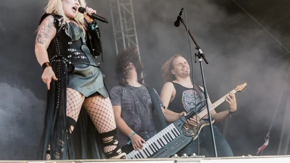 Battle Beasts Noora Louhimo och kamrater tar i från tårna på en festivalspelning 2018. 
