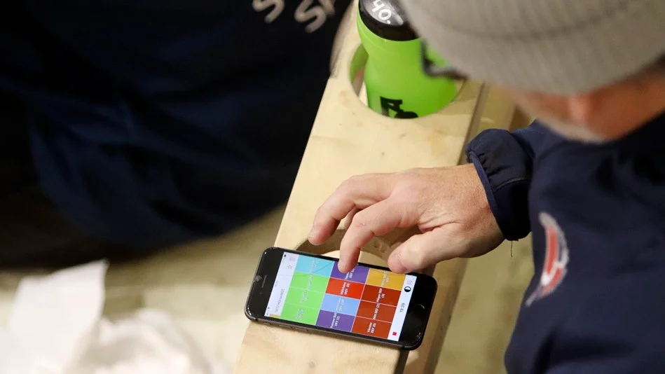 Thomaz Doktare har mer koll på telefonen än spelet under KVBS-matcherna. Allt för att registrera det som händer på planen för att kunna göra justeringar både i halvtid och inför nästa match.