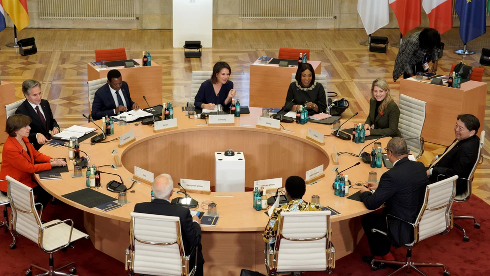 G7-ländernas utrikesministrar samt inbjudna representanter i möte i Münster.