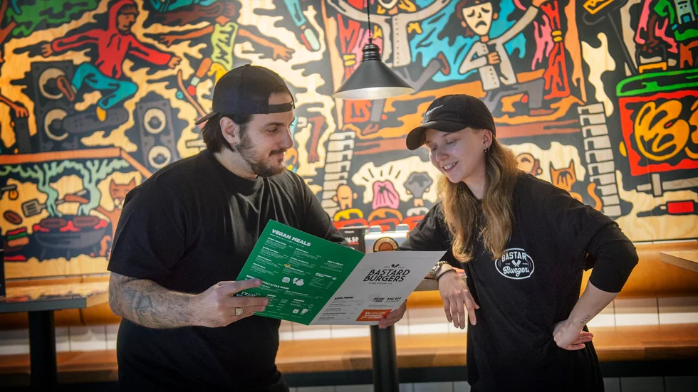 Rickard Enbom, medgrundare, och Nelly Riddarhaage, restaurangchef, ser fram emot öppningen av Bastard burgers i Nyköping. Premiären är den 11 november.