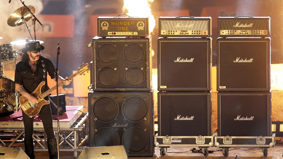Framlidne Motörhead-sångaren Lemmy, med ett antal "Marshallstackar" i bakgrunden, under en konsert i Tyskland 2006. Arkivbild.