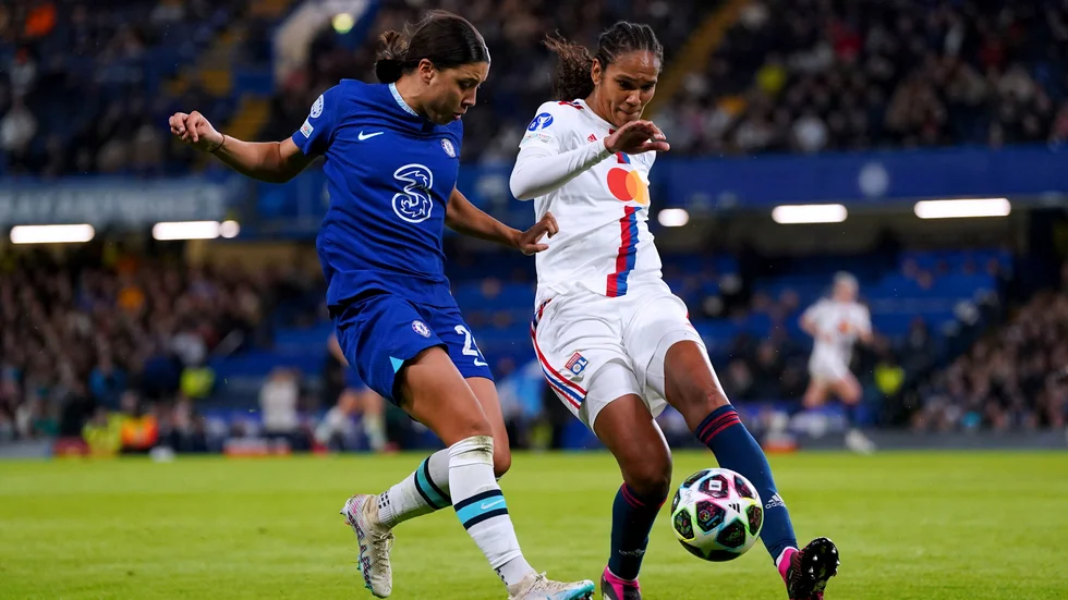 Sam Kerr (i blått) och Chelsea får spela semifinal.