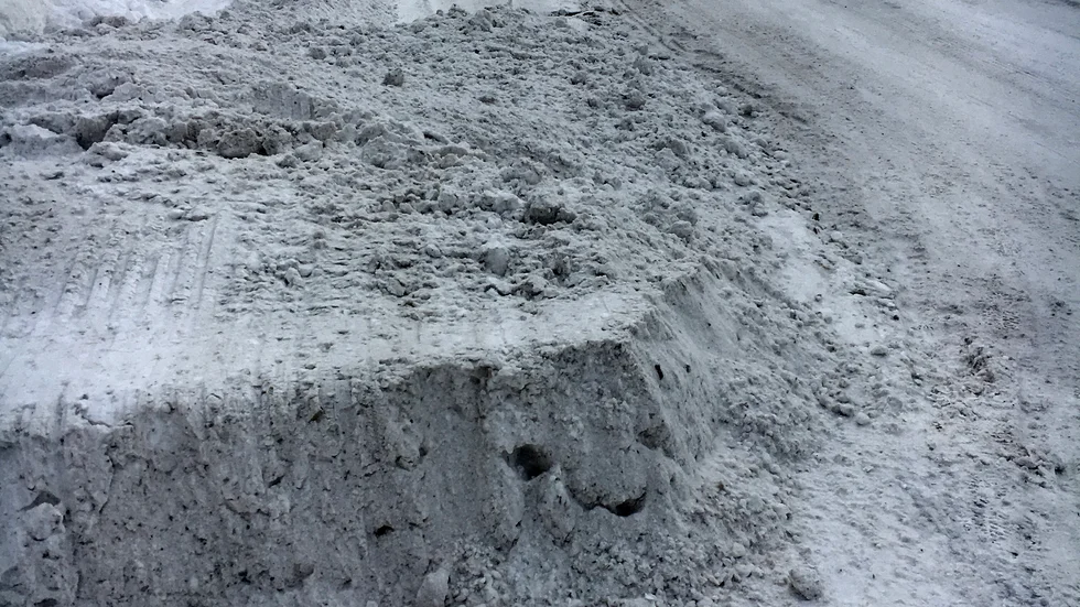 Snöhögar vid Östra Nygatan tvingar ut folk på gatan.