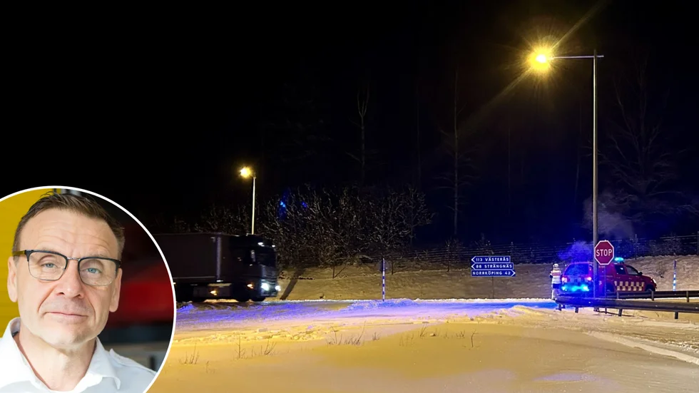 Räddningstjänsten fick hjälpa till när det var köer på riksväg 55/56. Lastbilen på bilden har inget med lastbilarna i artikeln att göra. På bild ses också Mattias Gårdholt. 