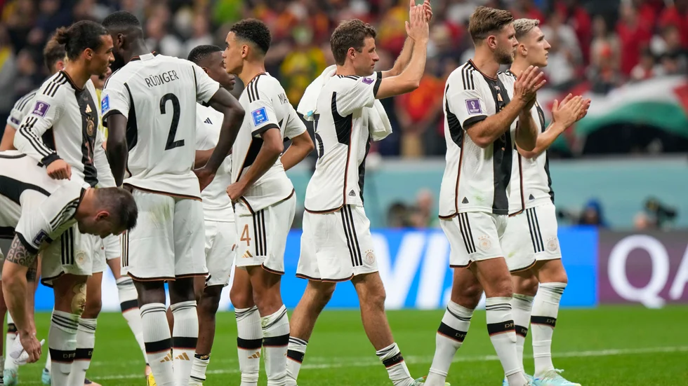 De tyska spelarna har en svår väg att vandra för att ta sig vidare till åttondelsfinal i fotbolls-VM.