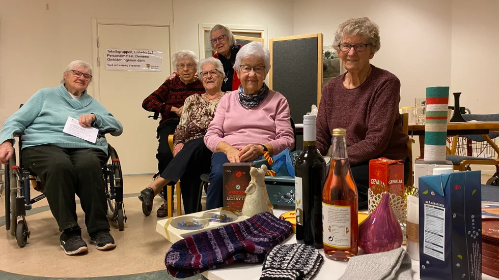 Damerna förbereder en julmarknad på Granen, men tycker det är trist att det inte finns någon belysning i julgranarna vare sig inne eller utanför. Fr.v. Birgit Andersson, Svea Gustafsson, Maggie Ottander, Inez Dahlberg, Evy Dargin och Vivian Malmström.
