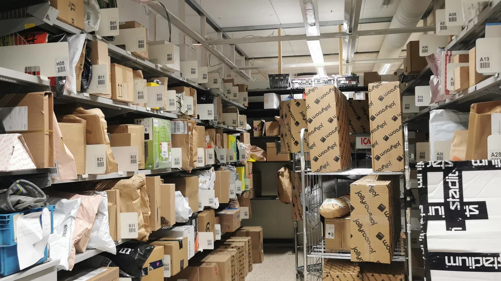 En tidigare butiksanställd åtalas misstänkt för stöld efter att hen ska ha tagit telefoner ur paket som lämnats in till butiken.