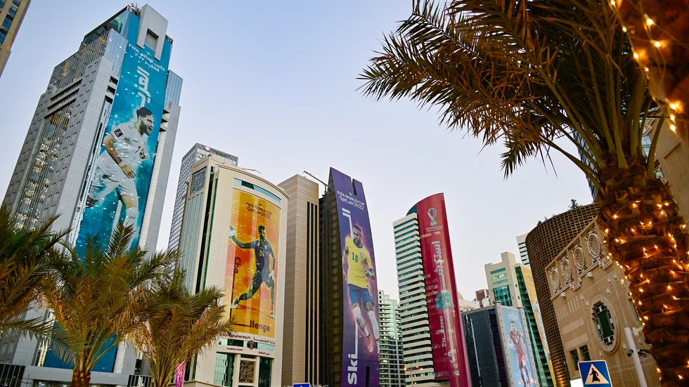 I de centrala delarna av Doha täcks husfasaderna med jättelika bilder på fotbollsstjärnor.