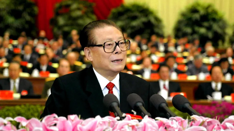 Kinas tidigare president Jiang Zemin har avlidit. Här talar han vid partikongressen i Peking år 2002, då han ännu var landets högste ledare.