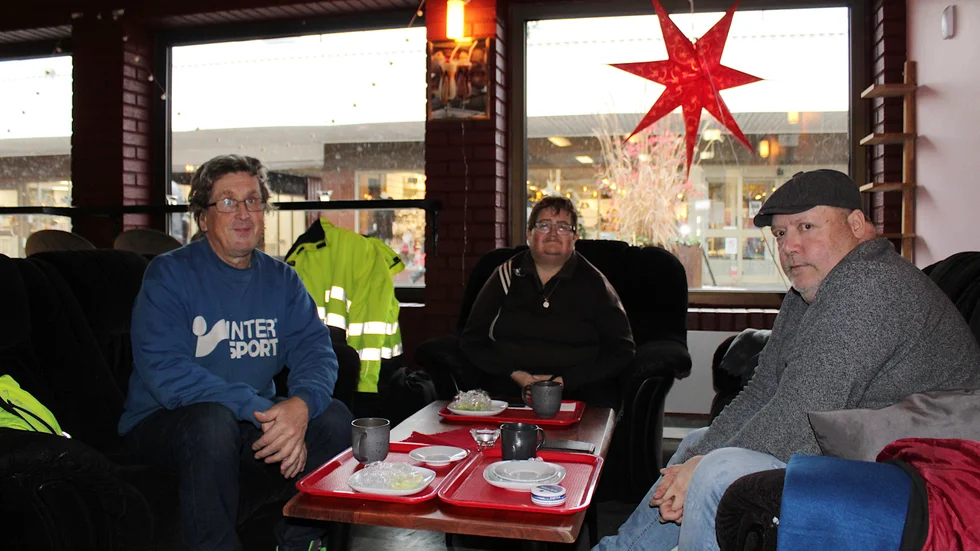Conny Harrysson, Lena Mauritzsson och Thomas Sirås är stamgäster på La Vida Café i Hultsfred.