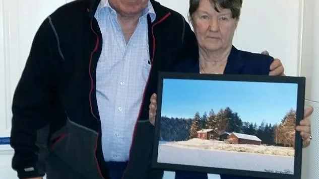 Tack. Eva Larsson avtackades av ordförande Anders Johansson med blommor och tavla.