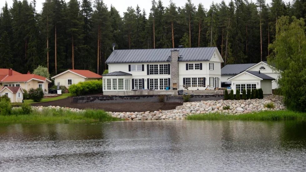 Stenbeläggningen nedanför Tomas Holmströms villa på Fårön i Piteå. (Arkivbild)