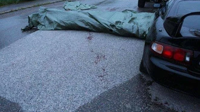 UTREDNING. Polisen skyddade spåren från mordet på platsen undan regnet.