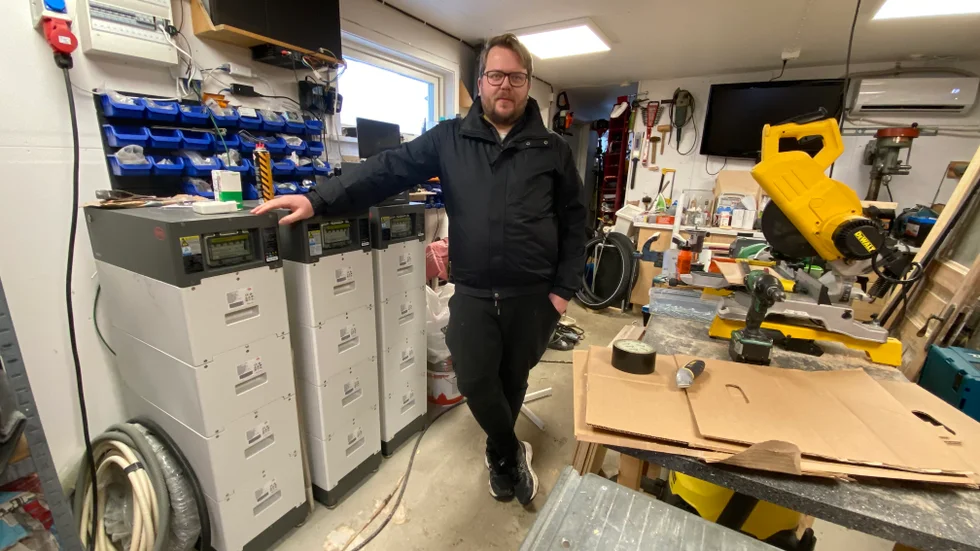 Miljöns och plånbokens vän? Oscar Kööhlers hus letar automatiskt upp de billigaste eltimmarna och fyller de tre batterierna i garaget. Sedan töms de när priset är som högst.