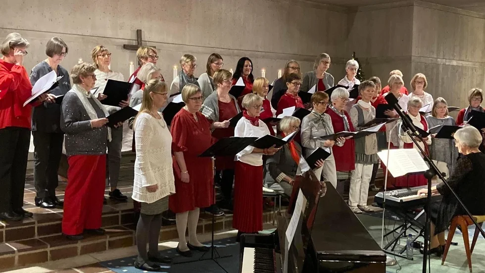 Julstämningen var på topp och kyrkan närmast fullsatt när Qvinnokören Lapponica höll konsert.          