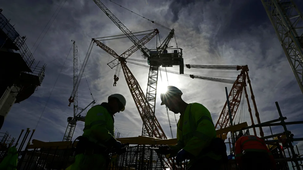 Byggnadsarbetare vid Hinkley Point C i Storbritannien, ett kärnkraftverk som beräknas kosta 25 miljarder pund när det är klart.