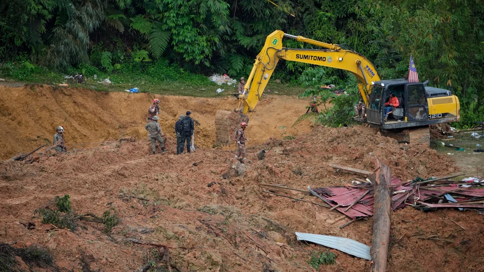 Räddningsarbetare fortsätter sökandet efter de tolv personer som fortfarande saknas efter jordskredet på en campingplats norr om huvudstaden Kuala Lumpur i Malaysia.