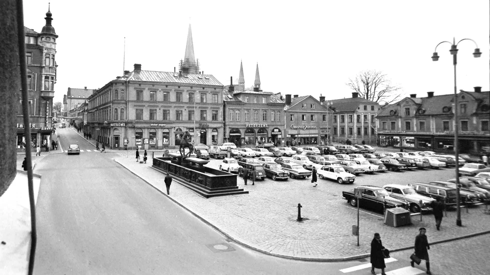 Så här såg Stora torget i Linköping ut 1971 innan de stora rivningarna påbörjades.
