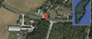 Fallna träd skapar problem i trafiken på väg 143
