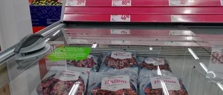 Trots flera insatser mot fågeln – fortsätter boa in sig på Willys • Butikschefen: "En envis jäkel"