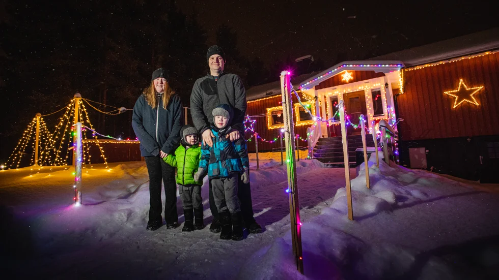 Urban Johansson, Lina Lidman och barnen Lukas och Ludvig har tagit ljusdekorationerna till en ny nivå och utökar varje år. "I år blev det en ny snöstjärna och slingor på garageknutarna", säger Urban.