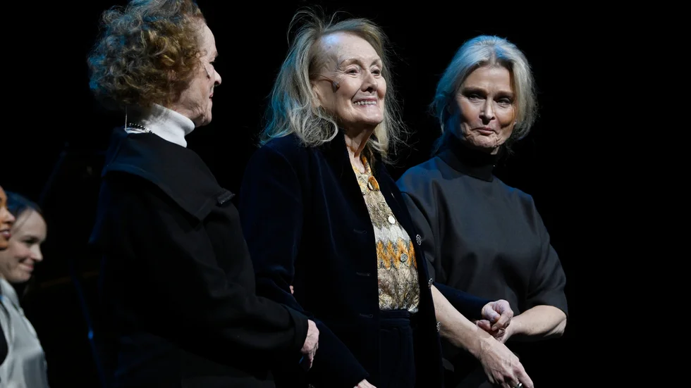 Dramaten arrangerar en hyllningskväll om och med årets Nobelpristagare i litteratur, Annie Ernaux, här med skådespelarna Irene Lindh (tv) och Lena Endre (th).