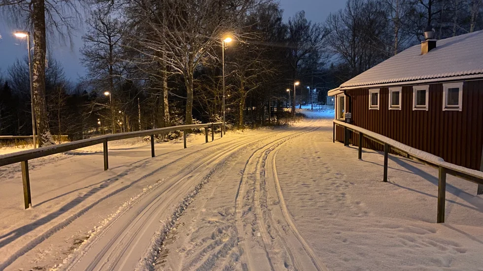 Fålehagen har nu åkbara skidspår. Motala AIF har spårat både femkilometersslingan och även en slinga på golfbanan.