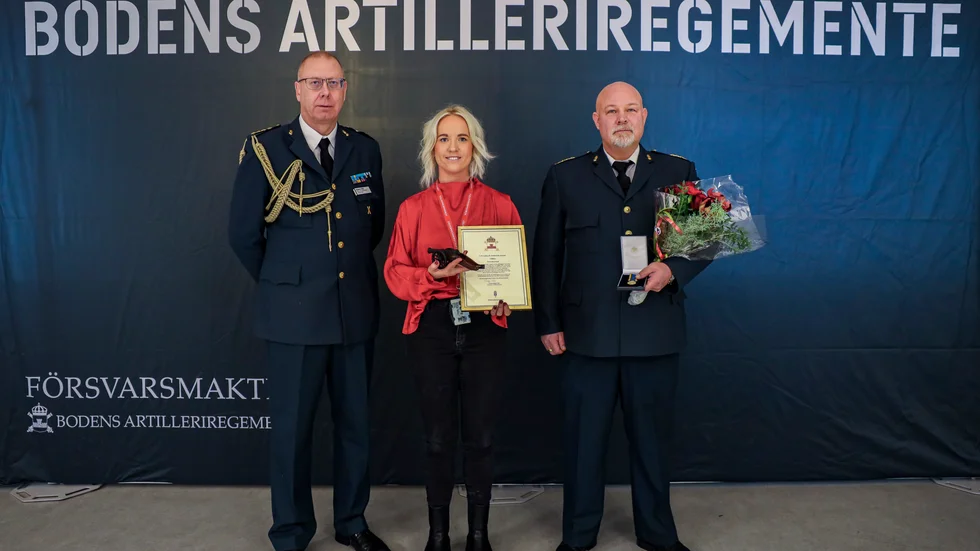 Regementschef Magnus Ståhl delade ut utmärkelser till Tova Pettersson och Fredrik Funseth.     