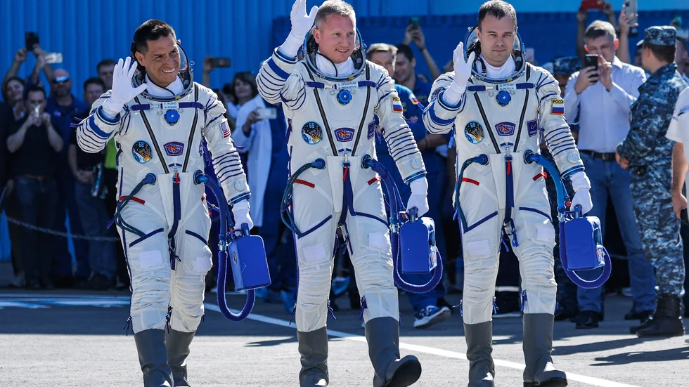 Nasa-astronauten Frank Rubio och de ryska kosmonauterna Sergej Prokopjev och Dmitrij Petelin på väg mot uppskjutningen av rymdfarkosten Soyuz MS-22 från Kazakstan den 21 september. Arkivbild.