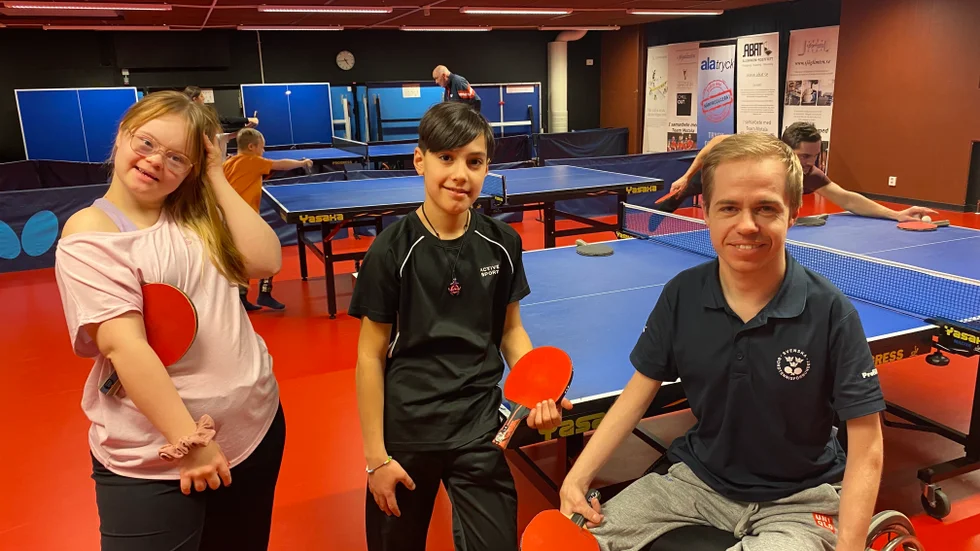 Västers BTK:s spelare och ledare Alexander Öhgren ses här med ungdomsspelarna Linnéa Steje och Milo Linder. I en ny grupp satsar Motalaklubben även på bredden i parapingis.