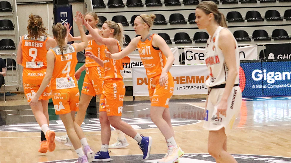 Lexi Held, i mitten, grattas efter två av sina 40 (!) poäng i Stadium arena mot Uppsala.