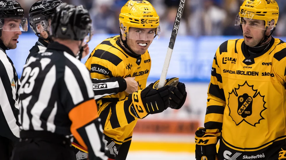 Max Lindholm, till vänster, missar matchen mot Brynäs.