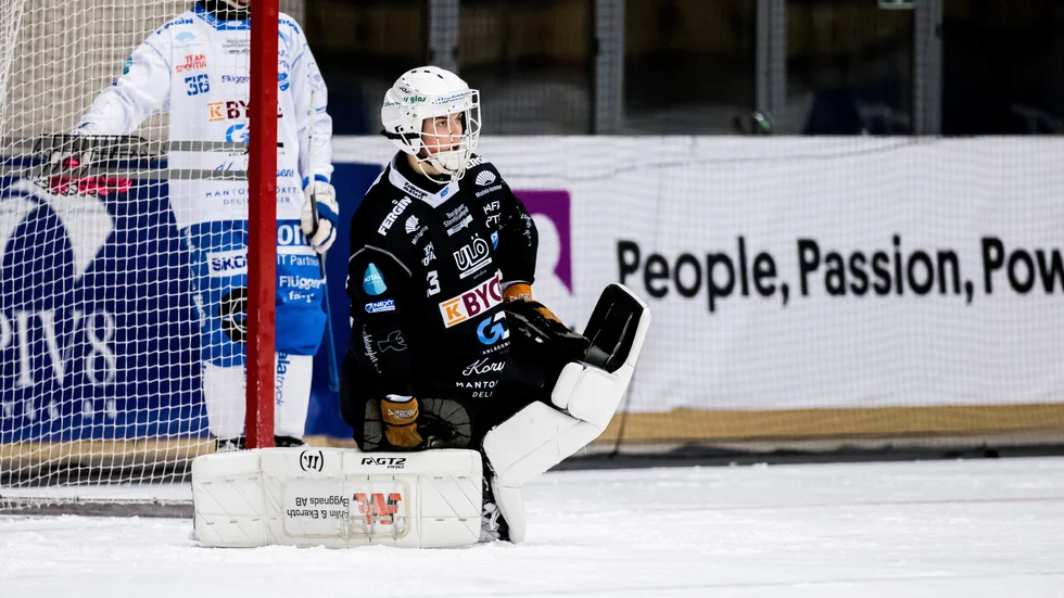 Vincent Trygg fick hoppa in i målet då ordinarie målvakten Jussi Aaltonen stukade foten i matchen mot Villa Lidköping. Trygg började svagt men han spelade upp sig i den andra halvleken. 
