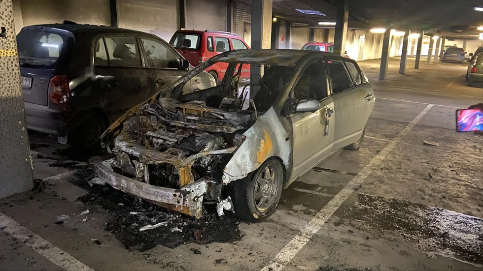 Flera bilar brandskadades och ytterligare ett antal fick rökskador efter garagebranden.