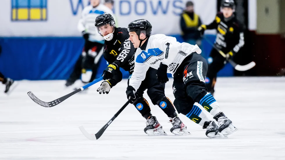 Ted Bergström (här mot Gripen) och hans Sirius möter VSK på bortaplan.