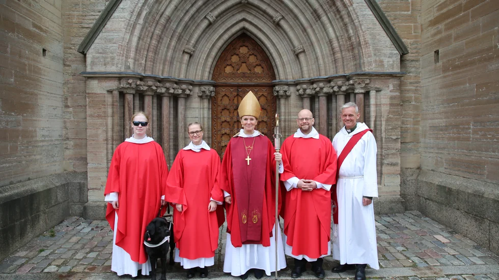 Biskopen omgiven av de nyvigda. Från vänster: Ida Andrae med ledarhunden Ona, Johanna Olovson, biskop Marika Markovits, Roger Karlsson och Lars Rauséus. 