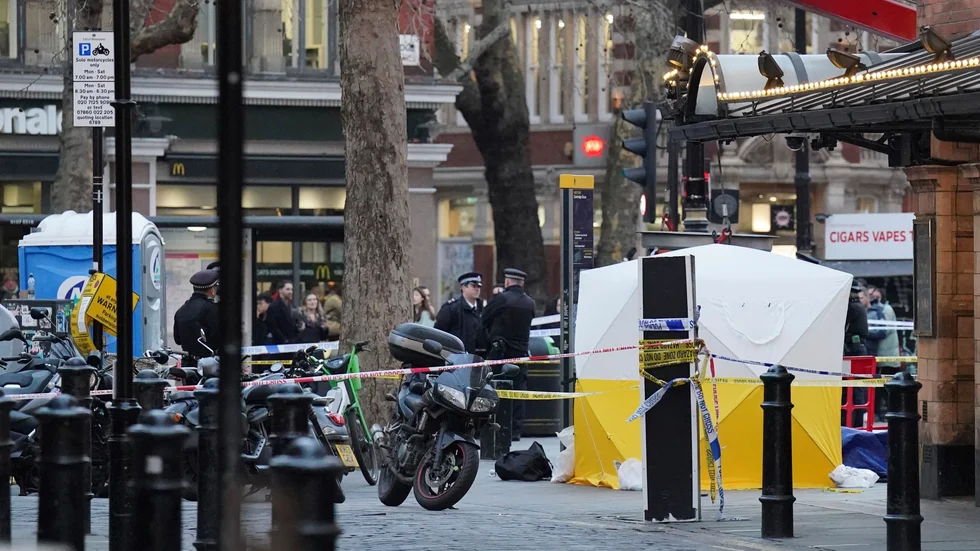Ett polistält vid platsen för den dödliga olyckan i London.