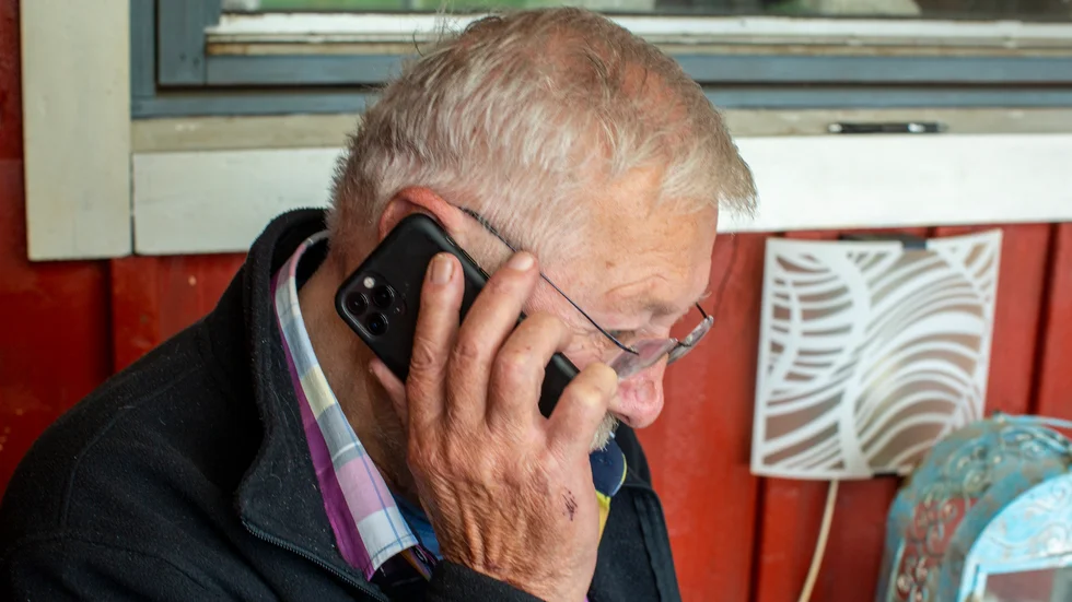 Kampen mot telefonbedrägerier som riktas särskilt mot äldre måste bli mer effektiv. Att öka motståndskraften hos den som skurkarna försöker lura, är en viktig del.