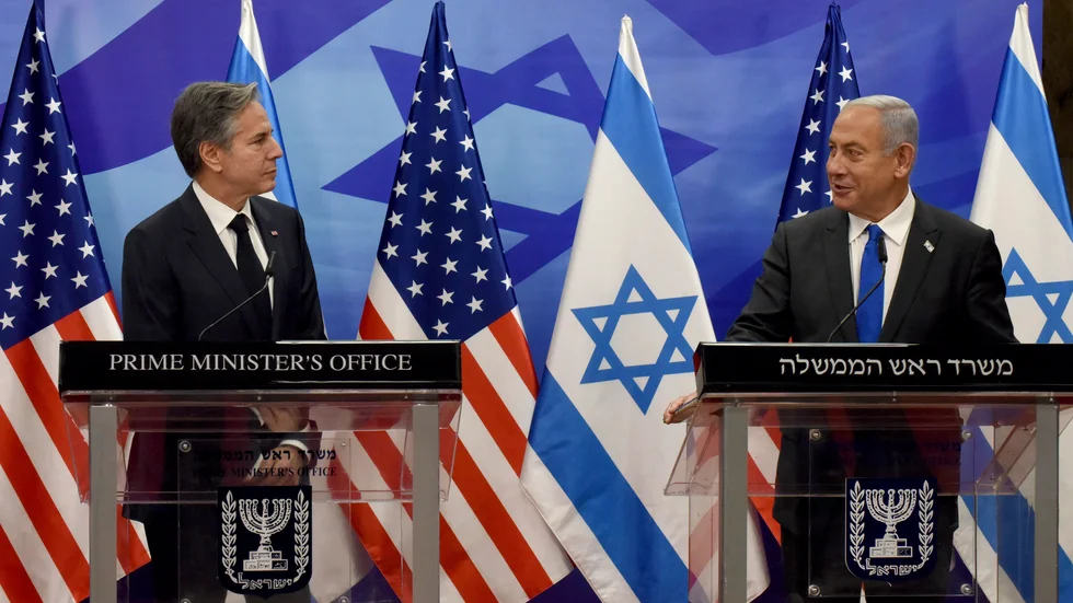 USA:s utrikesminister Antony Blinken (t v) och Israels premiärminister Benjamin Netanyahu på pressträff efter måndagens möte i Jerusalem.