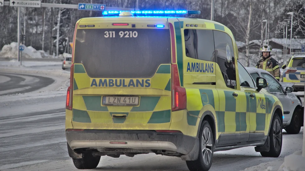 En ung kvinna fördes med ambulans till NUS efter en singelolycka på E4.