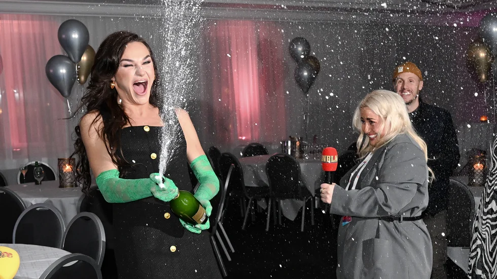 Tone Sekelius firade med traditionsenligt champagnesprut på efterfesten i efter deltävlingen i Göteborg.