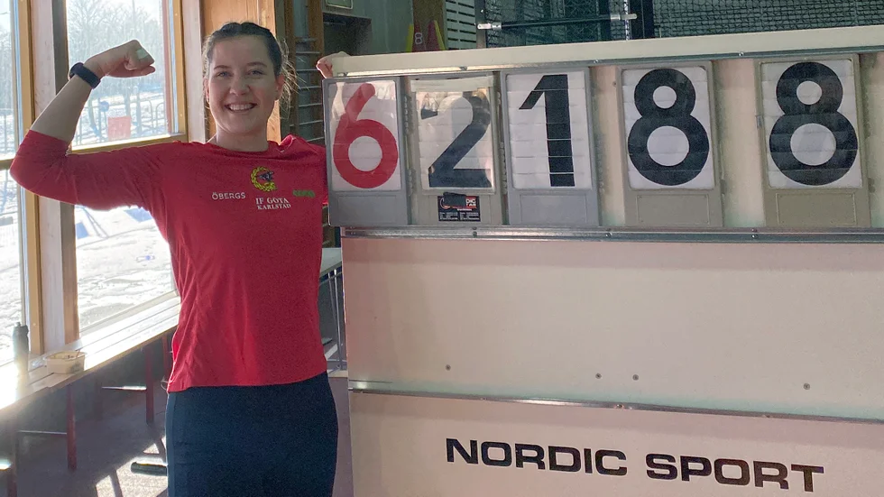 Sara Forssell med resultattavlan som förkunnar att hon nu är två i Sverige genom alla tider i viktkastning. 