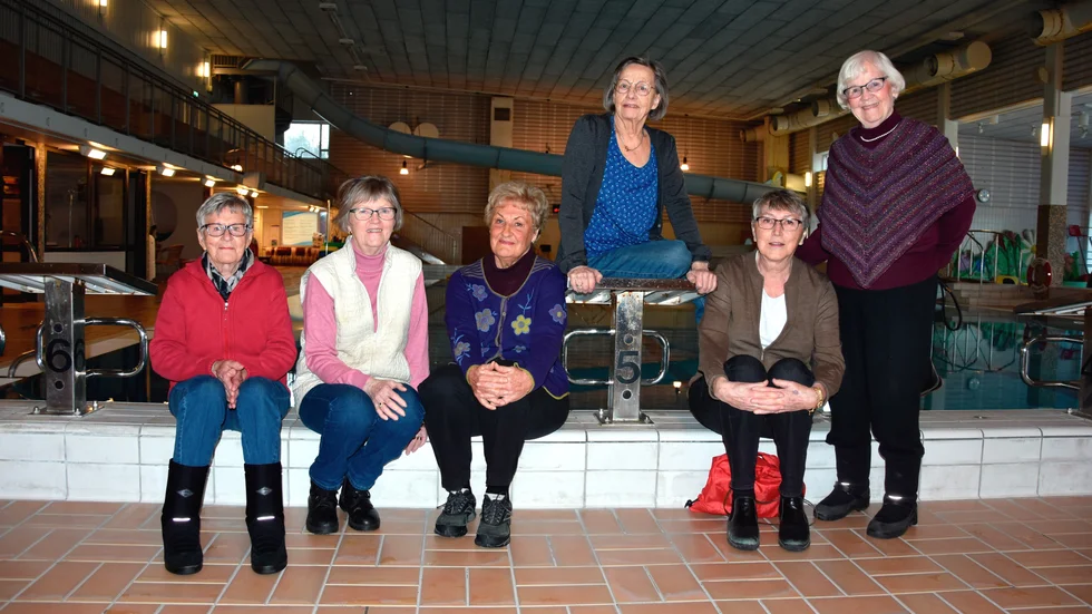 Eila Hanski, Margareta Lindbäck, Gertrud Alm, Britt-Marie Mansten, Ulla-Britt Larsson och Gerd Dahlin i simhallen där de och de andra i Sprittärtorna har vattengymnastik varje vecka.