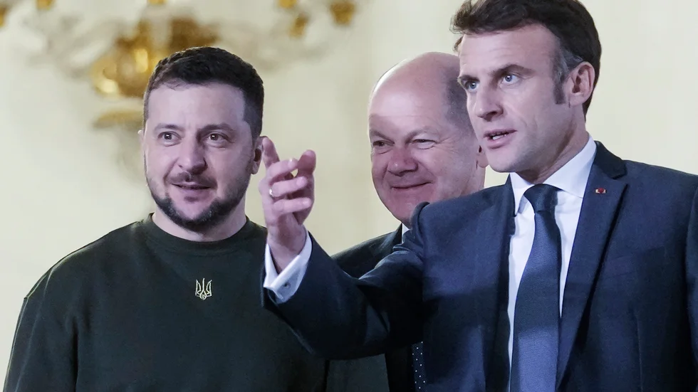 Ukrainas president Volodymyr Zelenskyj (till vänster), Tysklands förbundskansler Olaf Scholz (i mitten) och Frankrikes president Emmanuel Macron möts i Paris under onsdagskvällen.