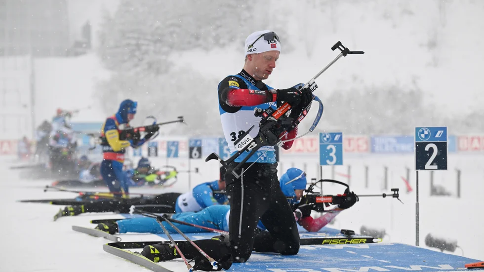 Norrmannen Johannes Thingnes Bø i ett snöigt och dimmigt Oberhof, ett typiskt Oberhof-väder. Arkivbild.