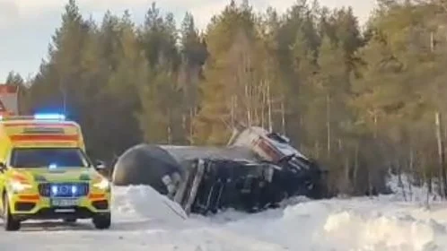 En lastbil har vält efter E45:an i närheten av Slagnäs.