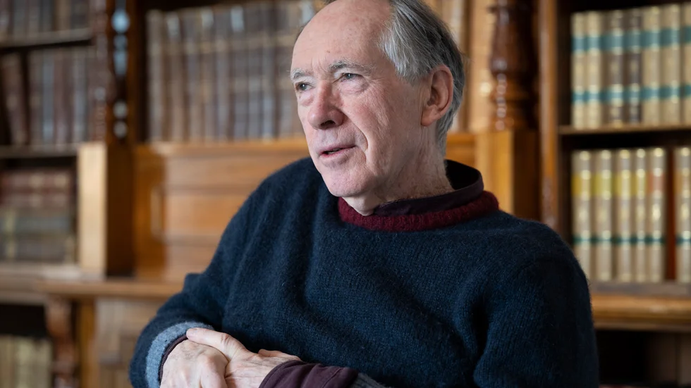 "Visst är det märkligt att det här är den framtid som vi skapar tillsammans och att vi ändå inte kan veta vart vi är på väg" säger den brittiske författaren Ian McEwan.